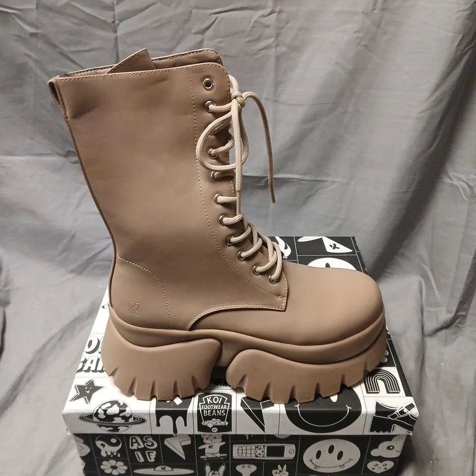 BOXED COSTAL CRUISER VILUN ANKLE BOOTS IN SAND - UK 6