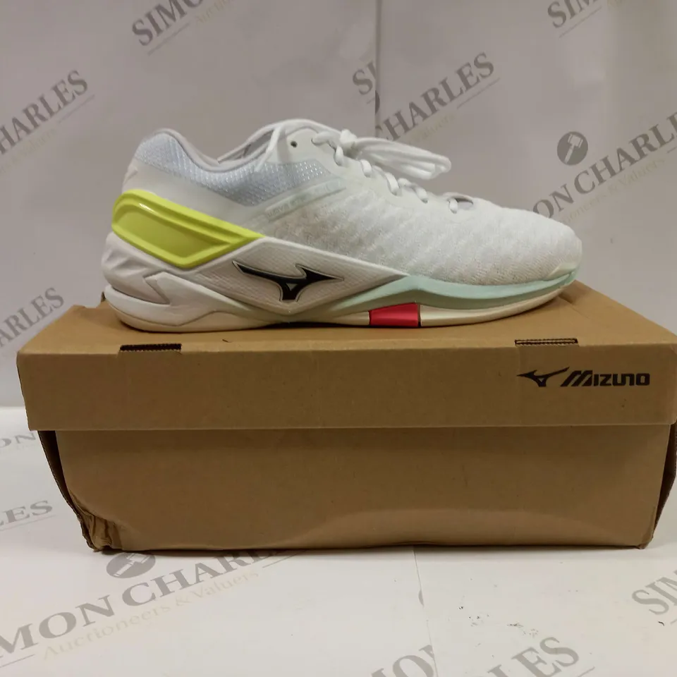 BOXED PAIR OF MIZUNO MIZ5299 WAVE STEALTH NEO WOMENS INDOOR TRAINERS UK SIZE 8 