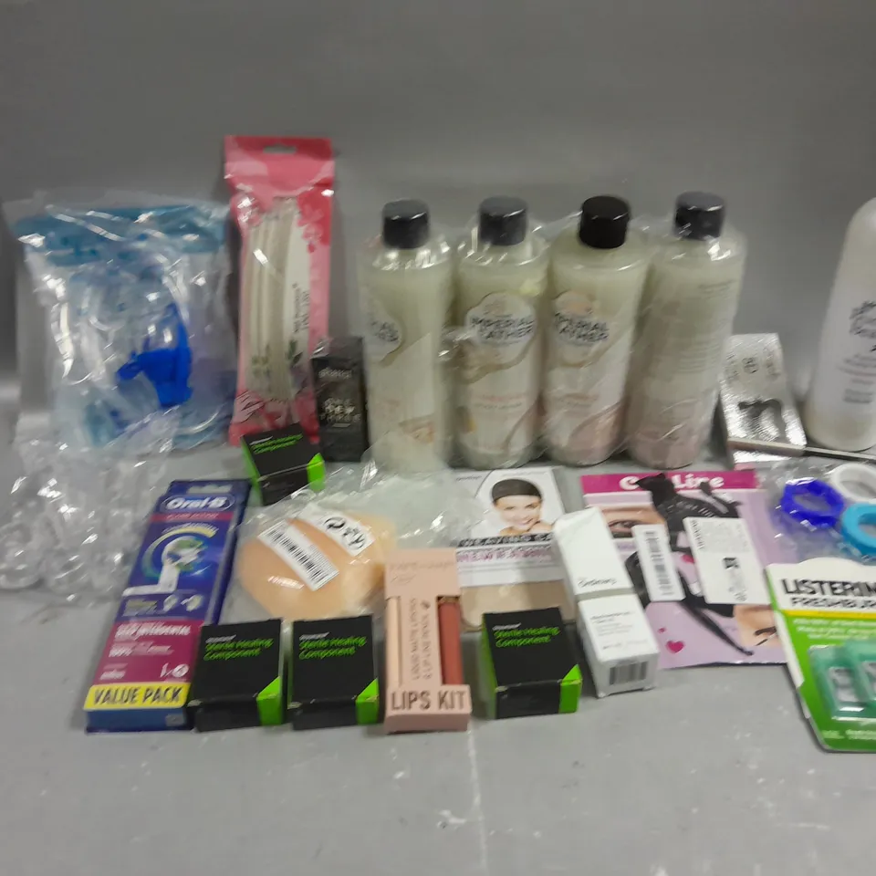 BOX OF APPROXIMATELY 15 COSMETIC ITEMS TO INCLUDE BODY WASH, MICELLAR WATER, FALSE EYELASH, ETC
