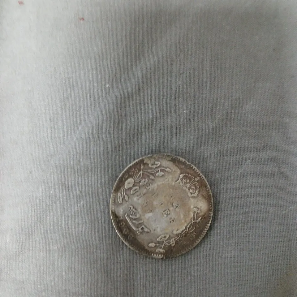 APPROXIMATELY 10 INDIAN SILVER 1 RUPPEE COINS