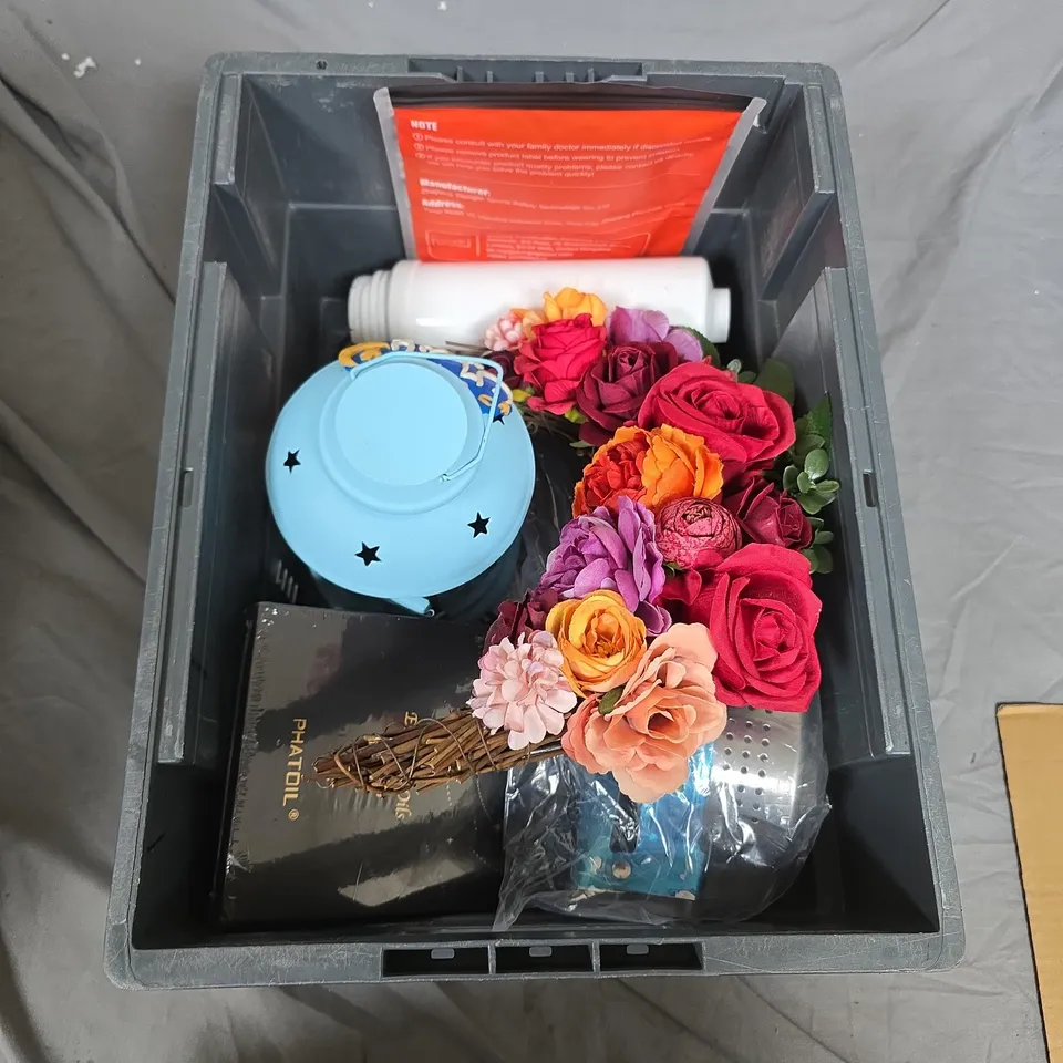 DECORATIVE HOME DÉCOR BUNDLE: ARTIFICIAL FLOWER BOUQUET WITH BLUE LANTERN IN CRATE