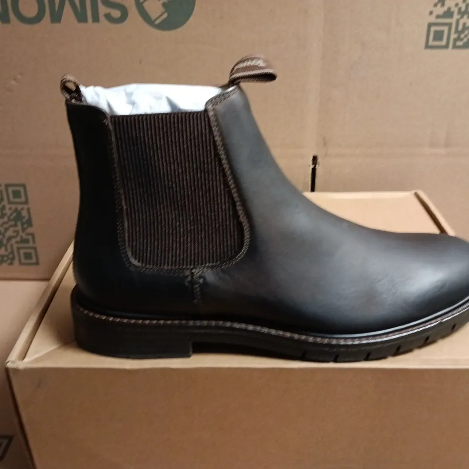 UK 8 HARBOUR MEN'S CHELSEA BOOT – DARK BROWN LEATHER