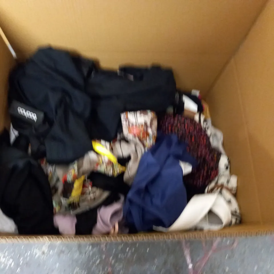 LARGE QUANTITY OF ASSORTED CLOTHING ITEMS TO INCLUDE BOOHOO, NEW LOOK AND PRETTYLITTLETHING