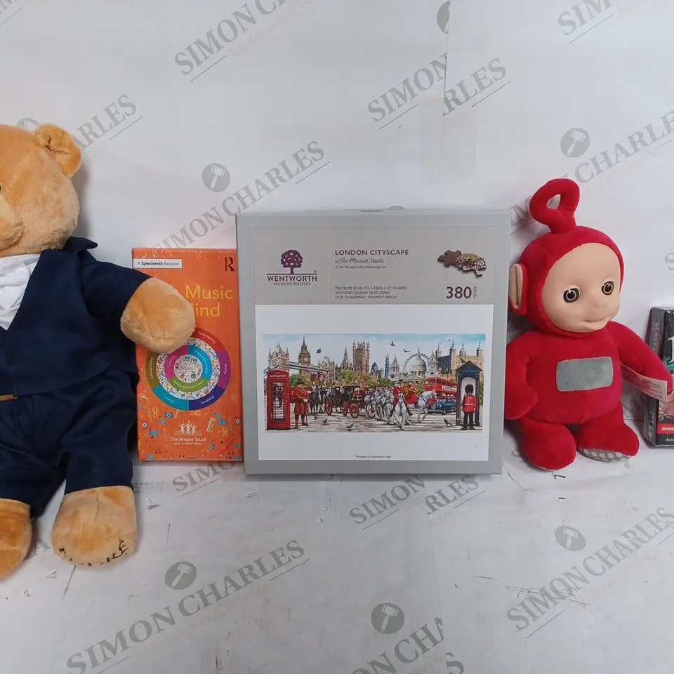 BOX OF APPROX 30 ASSORTED TOYS TO INCLUDE - WENTWORTH WOODED PUZZEL LONDON CITYSCAPE - D&D DUNDEON MAYHEM - THE AMBER TRUST WITH MUSIC MIND ECT