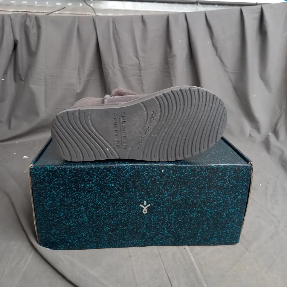BOXED EMU HANDMADE LARA MINI BOOT SIZE 4