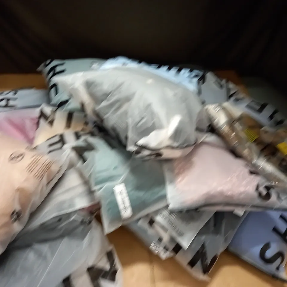 LOT OF APPROXIMATELY 25 ASSORTED BAGGED SHEIN CLOTHING ITEMS