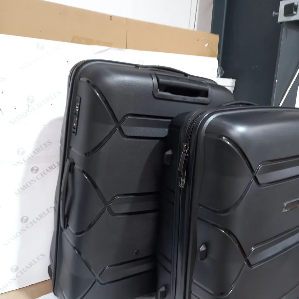 HEYS DURAFLEX 3 PIECE LUGGAGE SET & VANITY CASE
