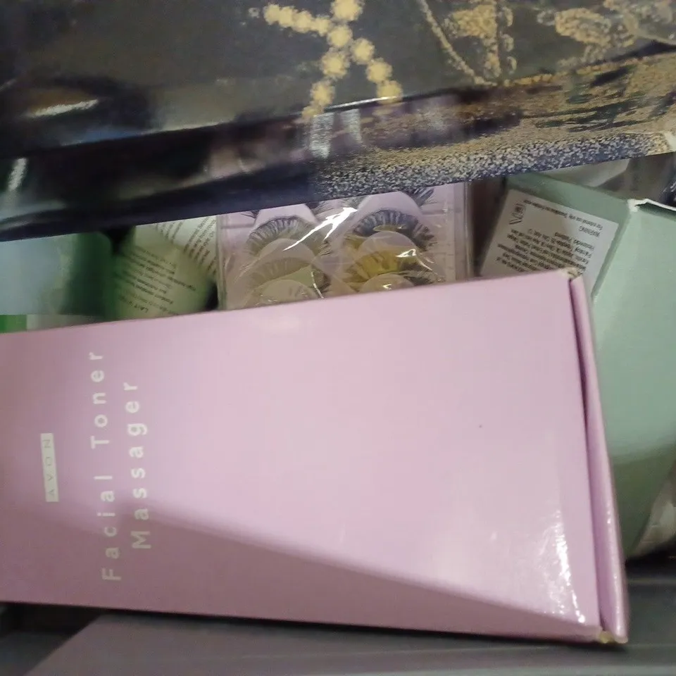 BOX OF APPROXIMATELY 20 ASSORTED COSMETIC ITEMS TO INCLUDE NIFEISHI, ALIVER, REGENERATE, ETC