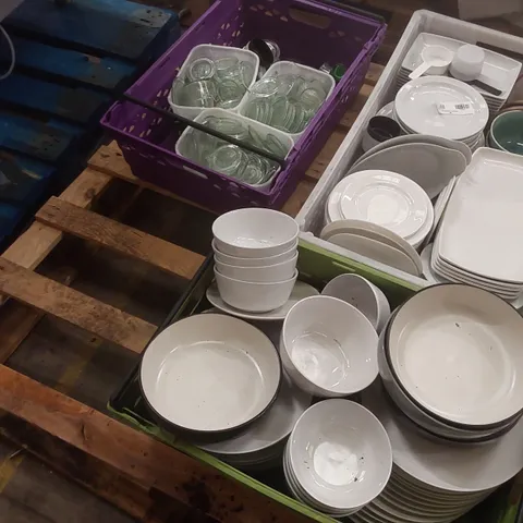 PALLET CONTAINING A LARGE QUANTITY OF ASSORTED CATERING ITEMS INCLUDING: PLATES, BOWLS ECT
