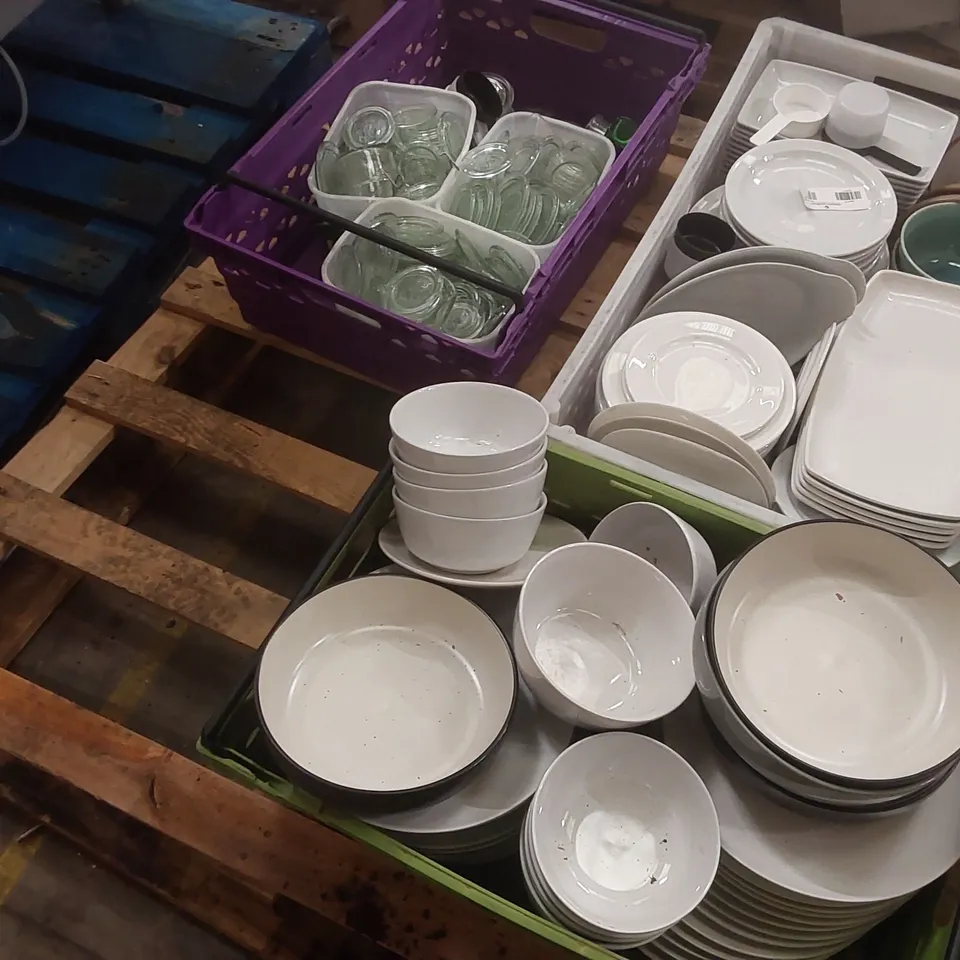 PALLET CONTAINING A LARGE QUANTITY OF ASSORTED CATERING ITEMS INCLUDING: PLATES, BOWLS ECT