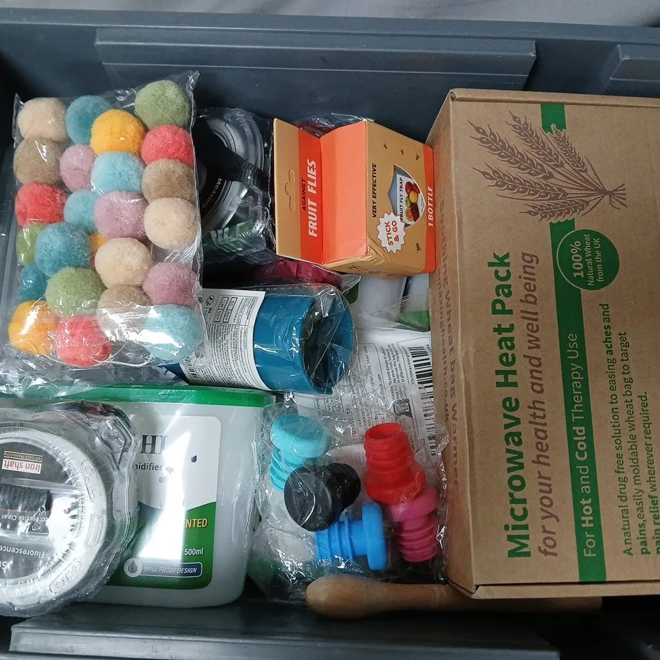 APPROXIMATELY 12 ASSORTED HOUSEHOLD ITEMS TO INCLUDE DESK TAPE DISPENSER, DIVCHI INTERIOR DEHUMIDIFIER, MICROWAVE HEAT PACK, ETC