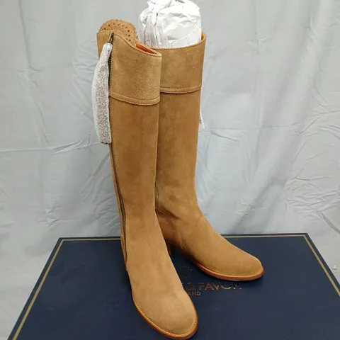 FAIRFAX & FAVOR WOMENS NARROW FIT HEELED REGINA TAN SUEDE BOOTS - 7