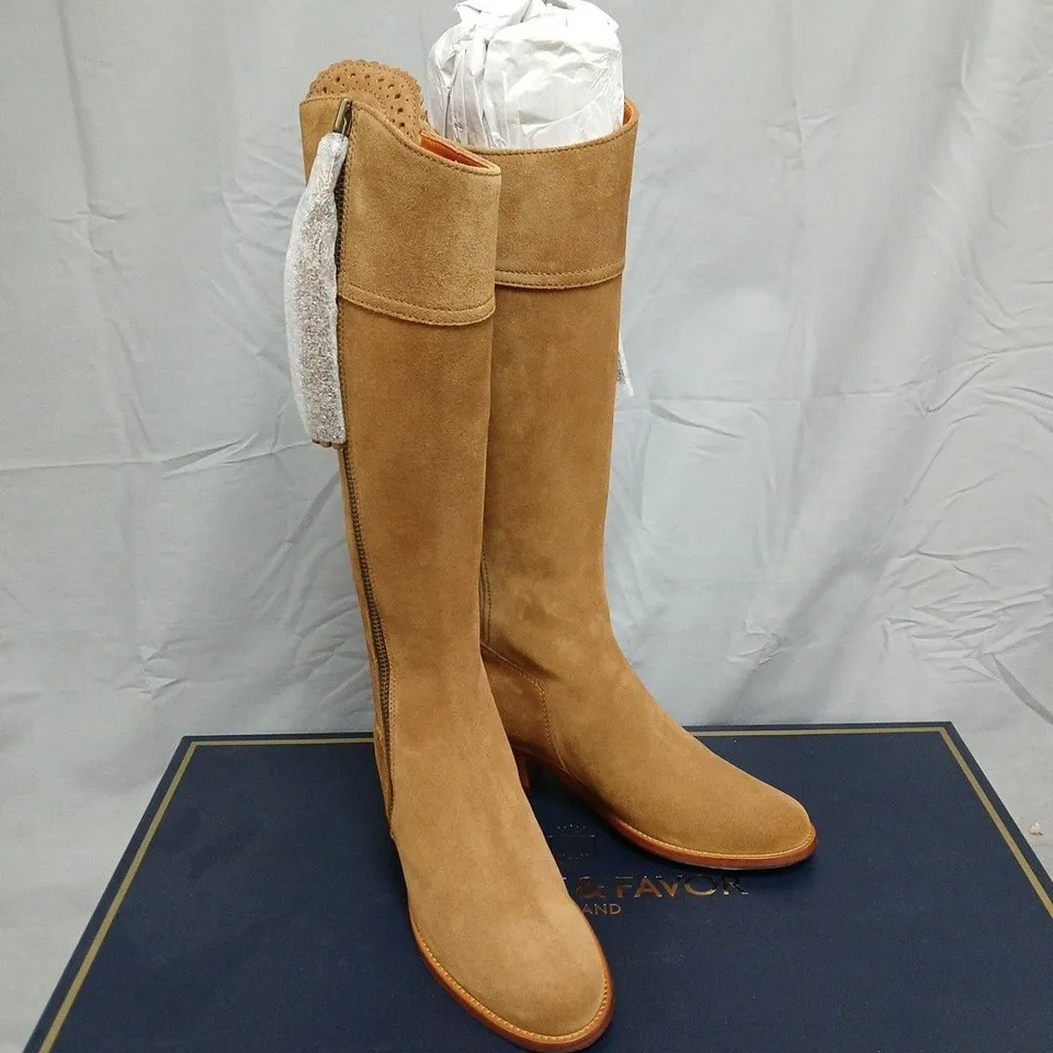 FAIRFAX & FAVOR WOMENS NARROW FIT HEELED REGINA TAN SUEDE BOOTS - 7