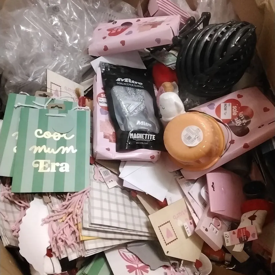 PALLET TO CONTAIN PALLET OF ASSORTED GOODS WHICH INCLUDE;VALENTINES PRODUCTS, GIFT BAGS ETC
