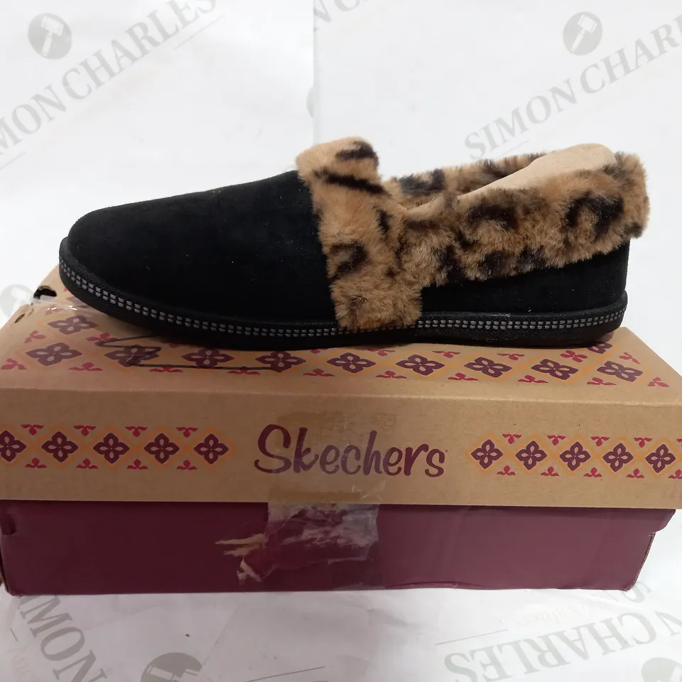 BOXED PAIR OF SKECHERS VEGAN BLACK/ANIMAL PRINT SLIPPERS  - SIZE 5.5