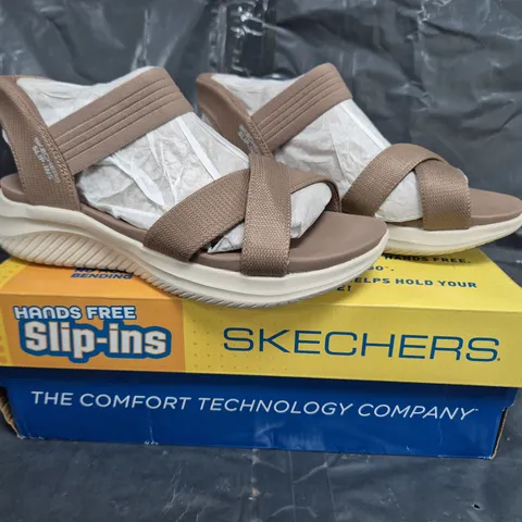 BOXED PAIR OF SKECHERS ULTRA FLEX OPEN TOE SANDALS IN MOCCA SIZE 4.5