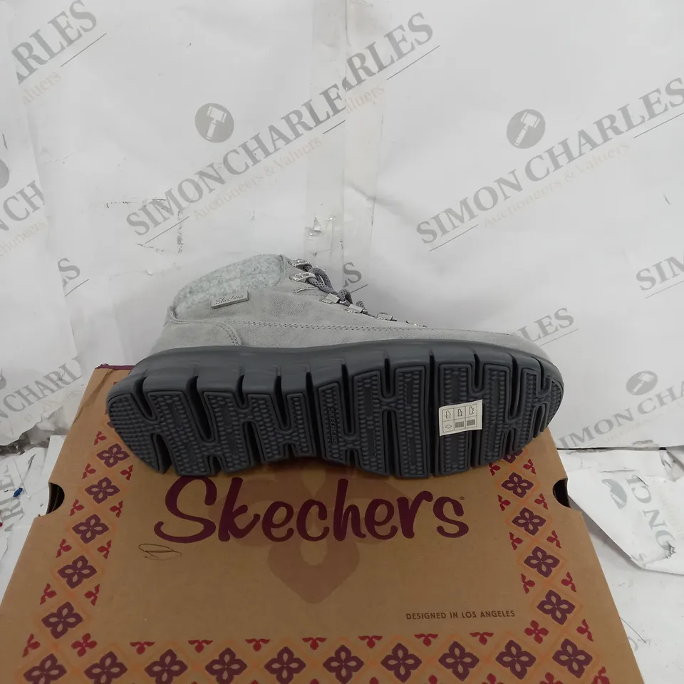 BOXED SKECHERS SYNERGY WARM TECH BOOTS, GREY - SIZE 5 