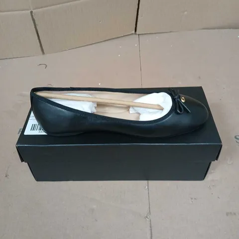 BOXED PAIR OF COACH ABIGAIL LEATHER BALLET FLAT IN BLACK SIZE 6