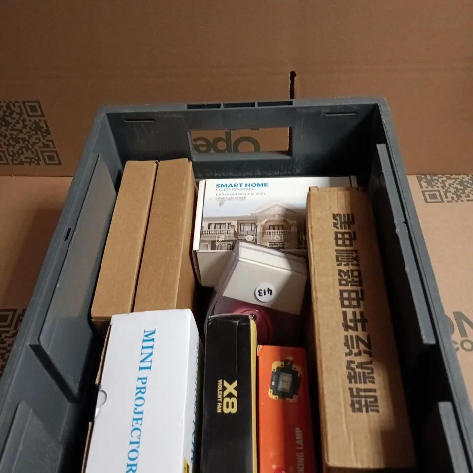 APPROXIMATELY 10 ASSORTED ELECTRICAL ITEMS INCLUDING SMART HOME VIDEO DOORBELL , WORKING LAMP AND MINI PROJECTOR 