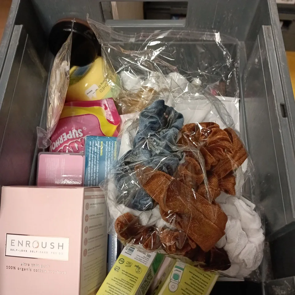 APPROXIMATEY 20 ASSORTED HEALTH AND BEAUTY PRODUCTS TO INCLUDE - FAITH IN NATURE BODY WASH - TROUBLEMAKER MAKE UP PALETTE AND COLOURFUL HAIR BANDS