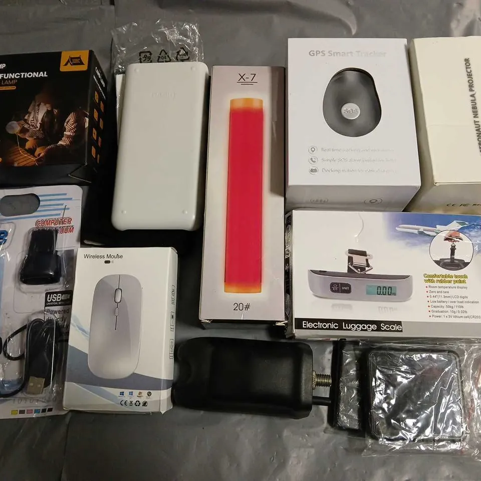 LOT OF APPROXIMATELY 15 ASSORTED TECH ITEMS TO INCLUDE ELECTRONIC LUGGAGE SCALE, CAMPING LIGHT AND GPS SMART TRACKER