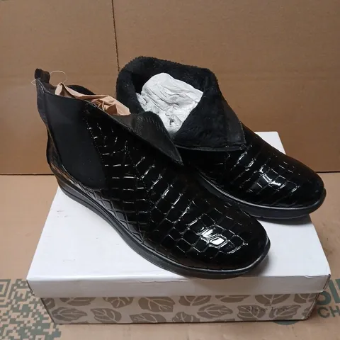 SHOE TREE COMFORT BRAMBLE BLACK CROC BOOTS – UK 8 