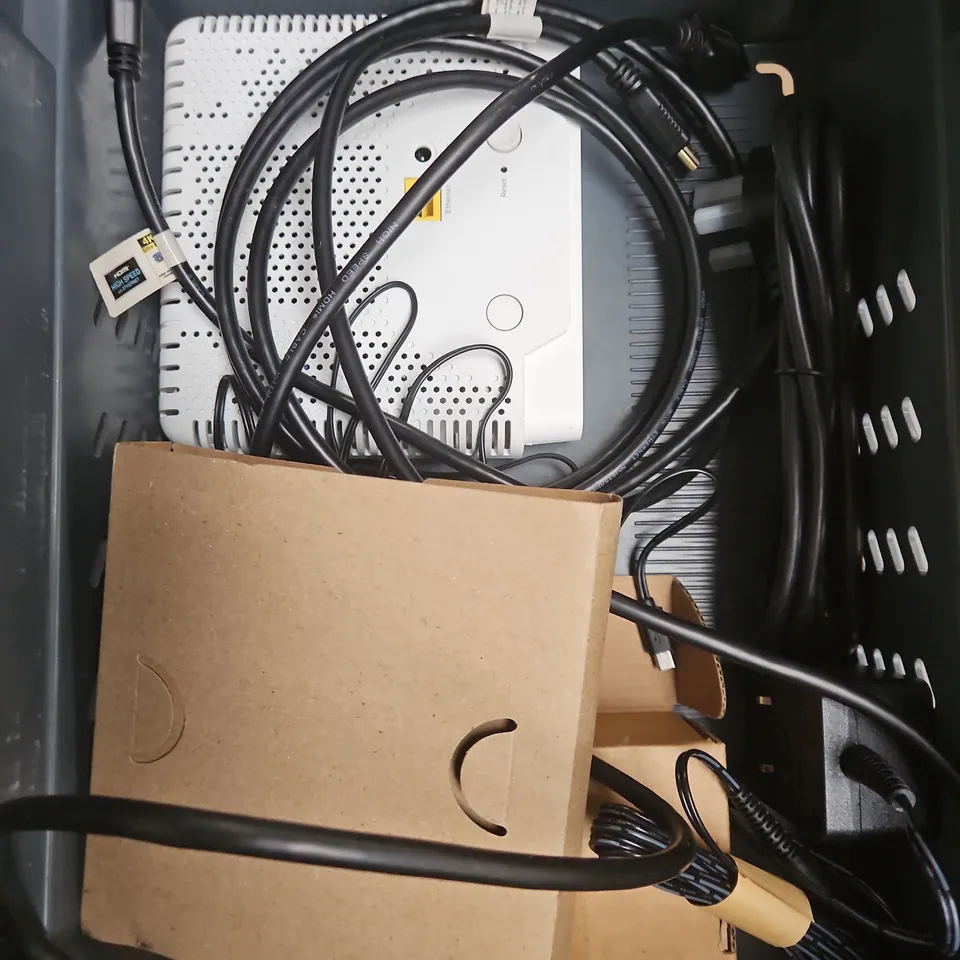 APPROXIMATELY 10 ASSORTED ELECTRICAL PRODUCTS TO INCLUDE MICROPHONE, REPLACEMENT REMOTE, POWER SUPPLIES ETC 