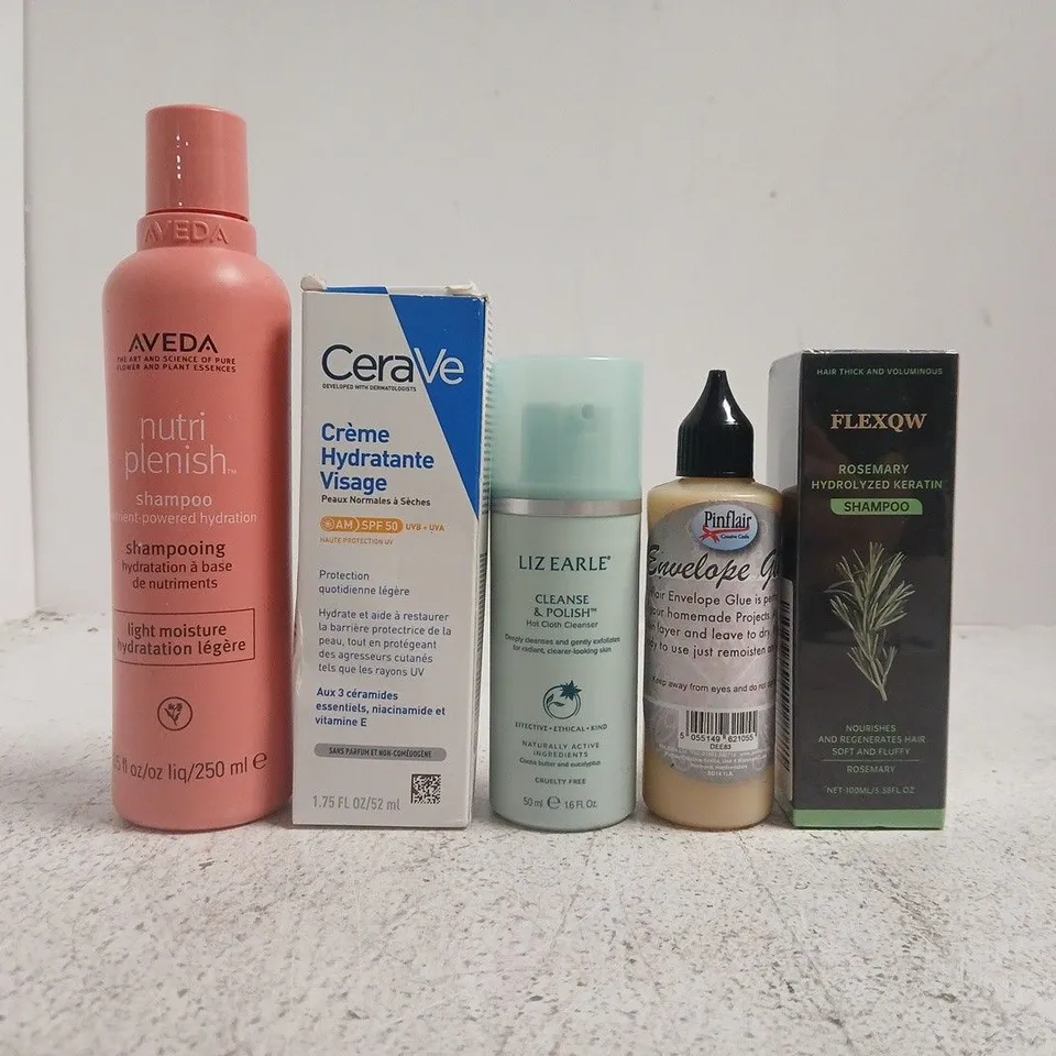 APPROXIMATELY 20 ASSORTED COSMETIC ITEMS INCLUDING VARIOUS MAKES AND BRANDS - COLLECTION ONLY