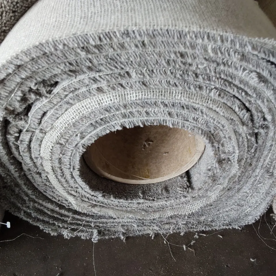 ROLL OF QUALITY LINGDALE ELITE CARPET APPROXIMATELY 4M × 8.82M