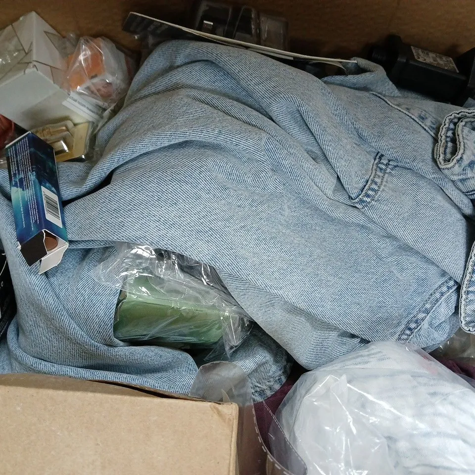BOX OF APPROXIMATELY 10 ASSORTED HOUSEHOLD AND FASHION ITEMS IN VARIOUS STYLES, SIZES, AND COLOURS - COLLECTION ONLY