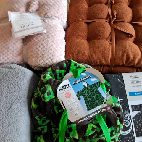 LOT OF APPROXIMATELY 12 ASSORTED BEDDING AND SOFT FURNISHING ITEMS TO INCLUDE DUVETS, SEAT PADS AND THROW