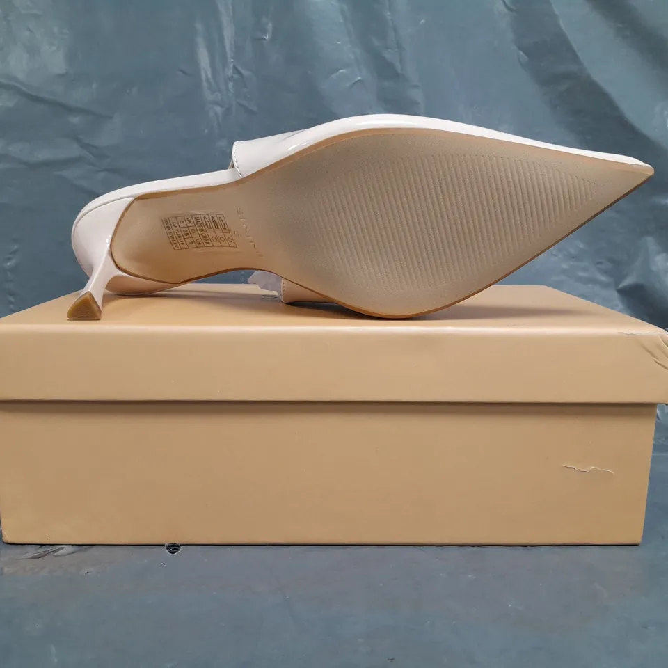 BOXED PAIR OF SIMMI LONDON LAYANA HEELED POINTED TOE SLINGBACK SANDALS IN STONE BOX COLOUR SIZE 5