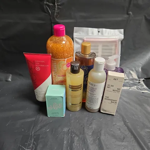 APPROXIMATEY 20 ASSORTED HEALTH AND BEAUTY PRODUCTS TO INCLUDE - KIEHL'S RICE & WHEAT VOLUMIZING SHAMPOO - BUBBLE SLAM DUNK MOISTURISER - AKT DEODORANT BALM - ETC