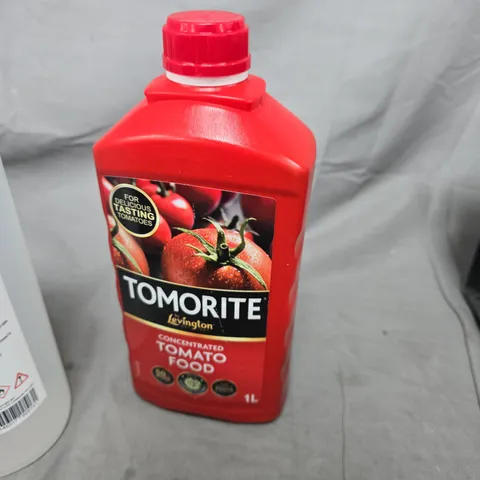 LOT OF APPROXIMATELY 12 ASSORTED LIQUID ITEMS TO INCLUDE: TOMATO FOOD AND ISOPROPYL ALCOHOL 
