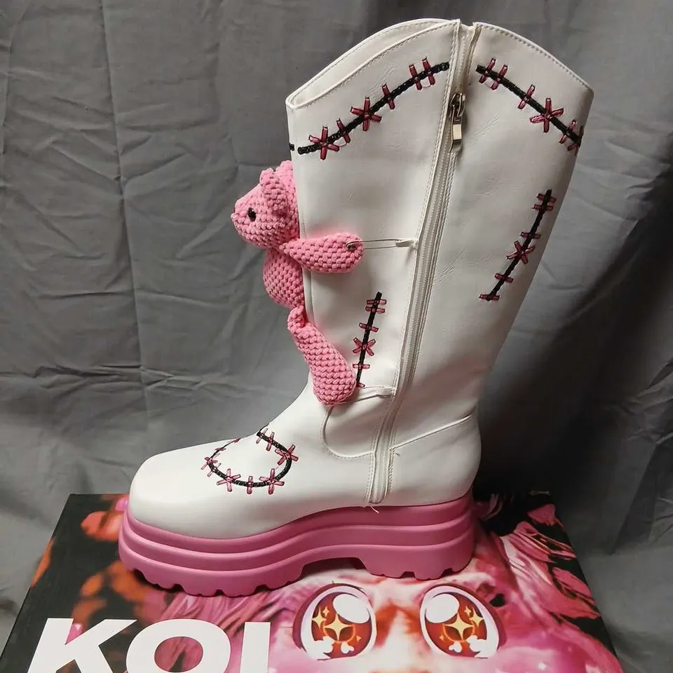 KOI TWISTED TEDDY TETHERS LONG BOOT – WHITE, UK 4