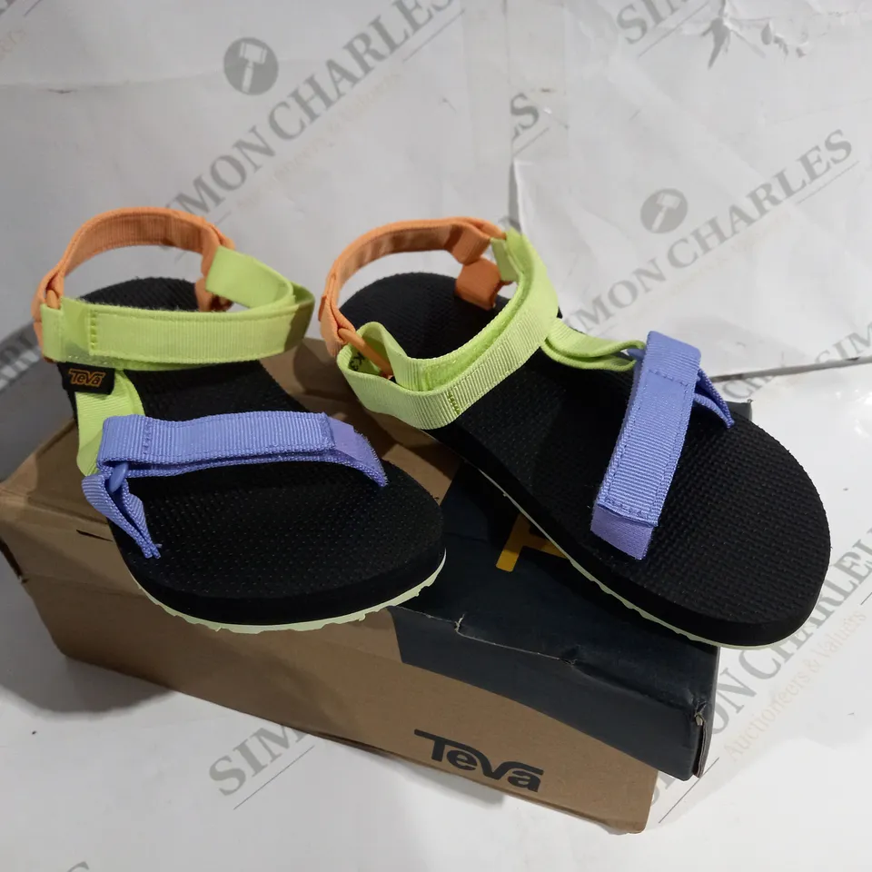 BOXED PAIR OF TEVA SANDALS SIZE 2