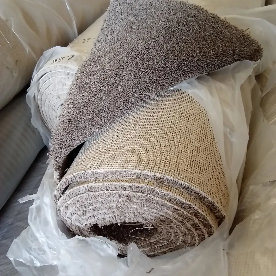 ROLL OF QUALITY LOVE SESAME CARPET // APPROX SIZE: 5.8 x 4m
