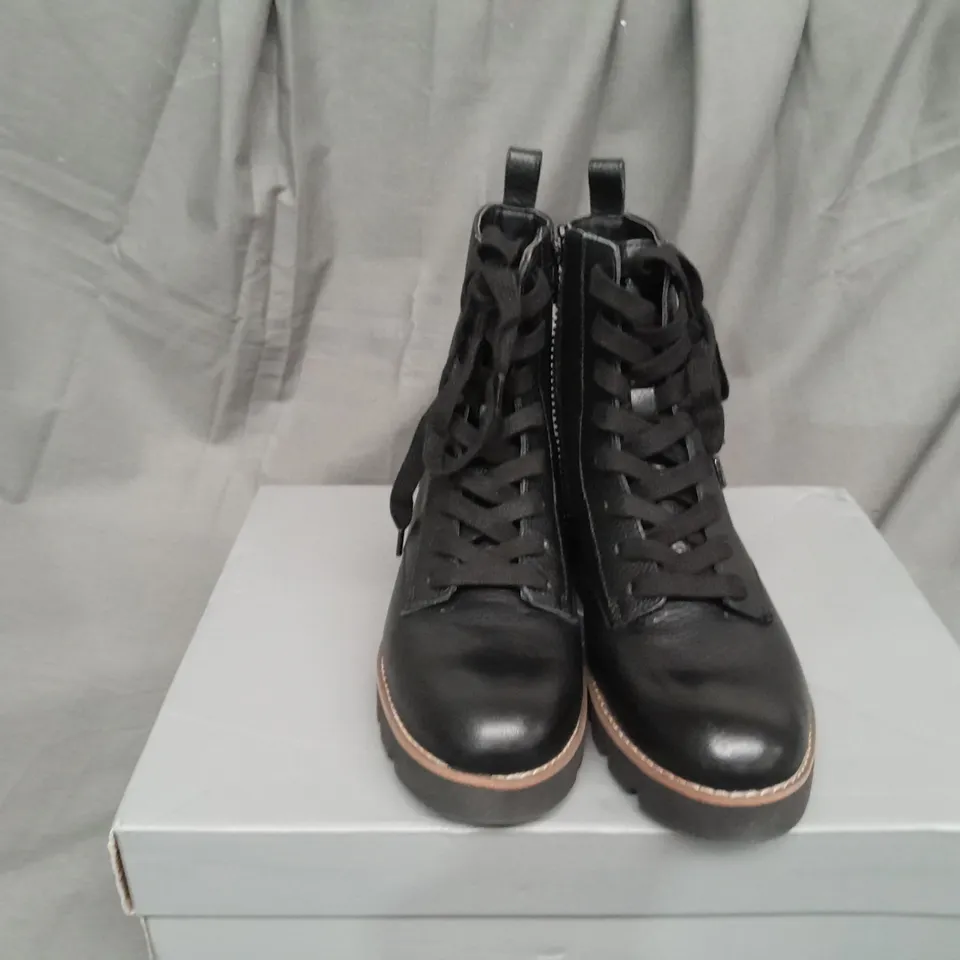 BOXED PAIR VIONIC LANI LACE UP BOOTS IN BLACK SIZE 3 