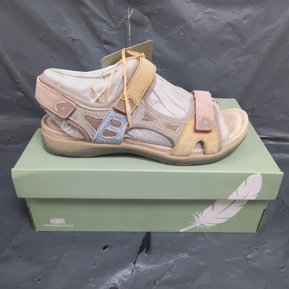BOXED PAIR OF WOMENS FREE SPIRIT SUEDE MULTI SANDALS SIZE 6