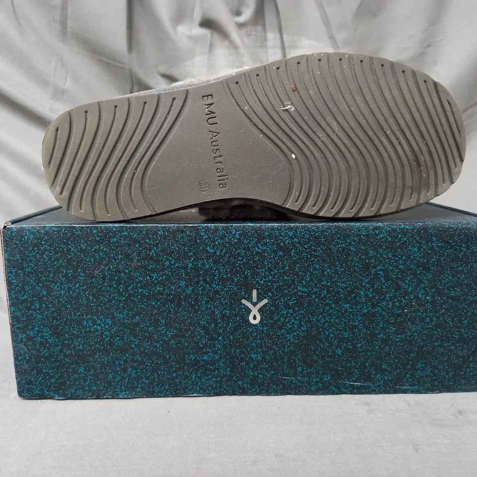BOXED PAIR OF EMU AUSTRALIA SLIPPERS IN CHARCOAL SIZE 7