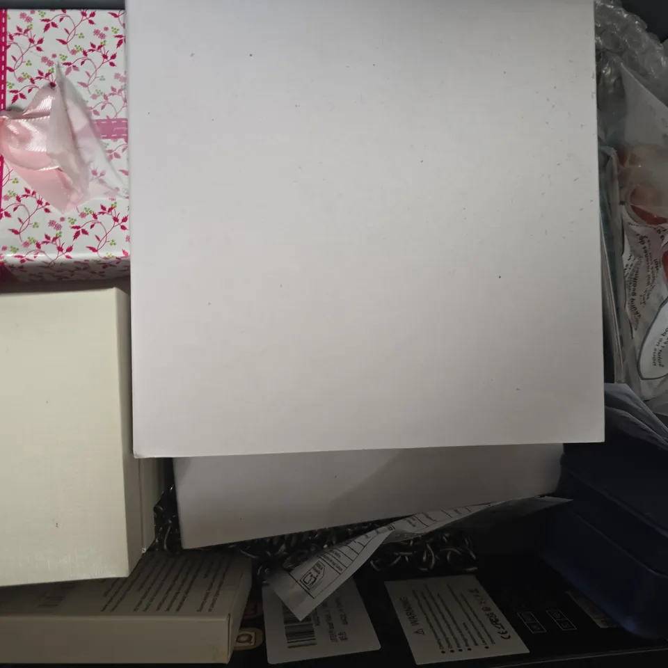 APPROXIMATELY 12 ASSORTED JEWELLERY ITEMS TO INCLUDE LINK BRACELET, ETC