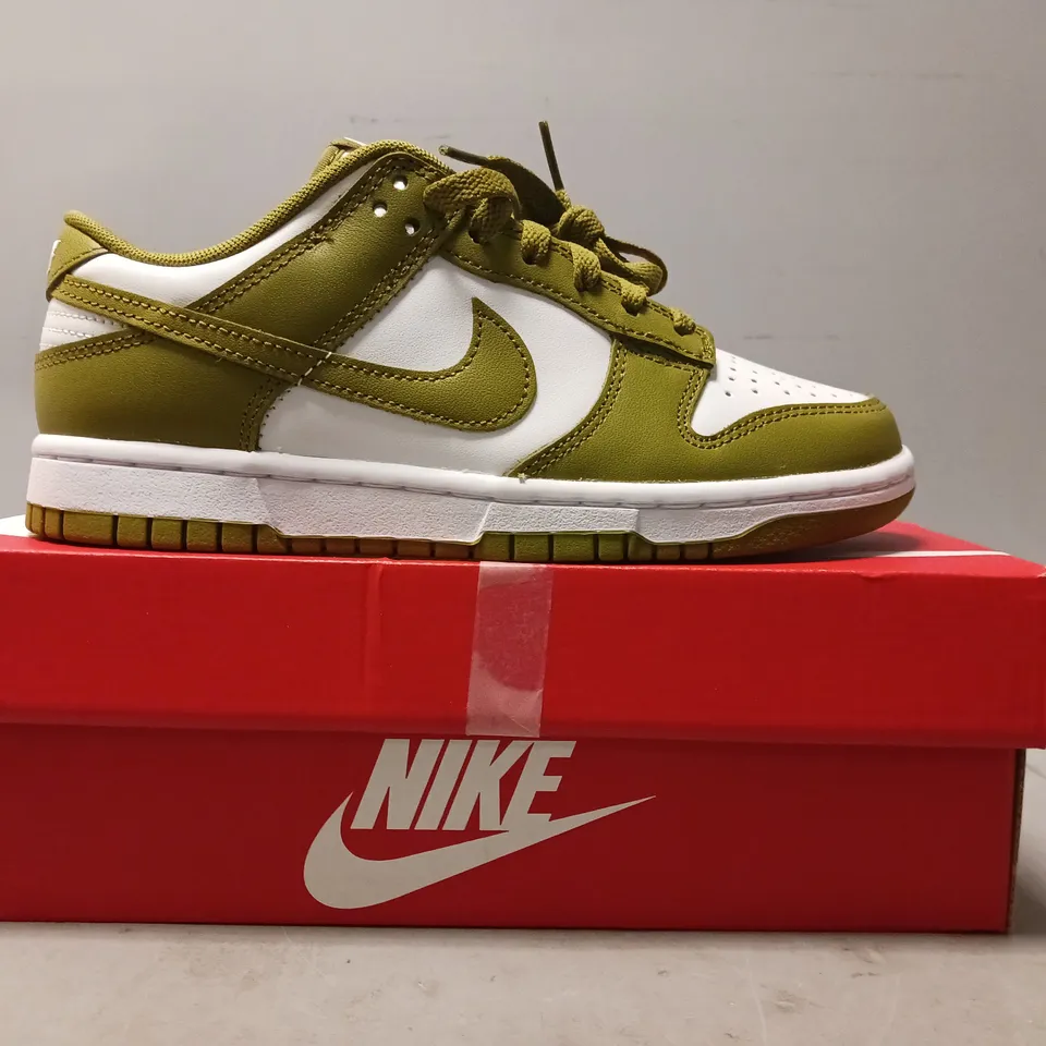 BOXED PAIR OF NIKE DUNK LOW RETRO SHOES IN WHITE/PACIFIC MOSS UK SIZE 5
