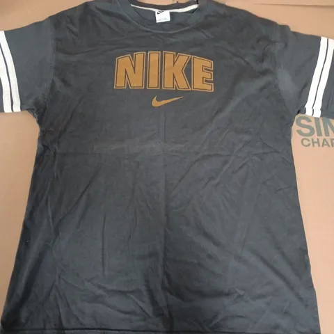 NIKE RAISED LOGO TEE IN DARK GREY - LARGE