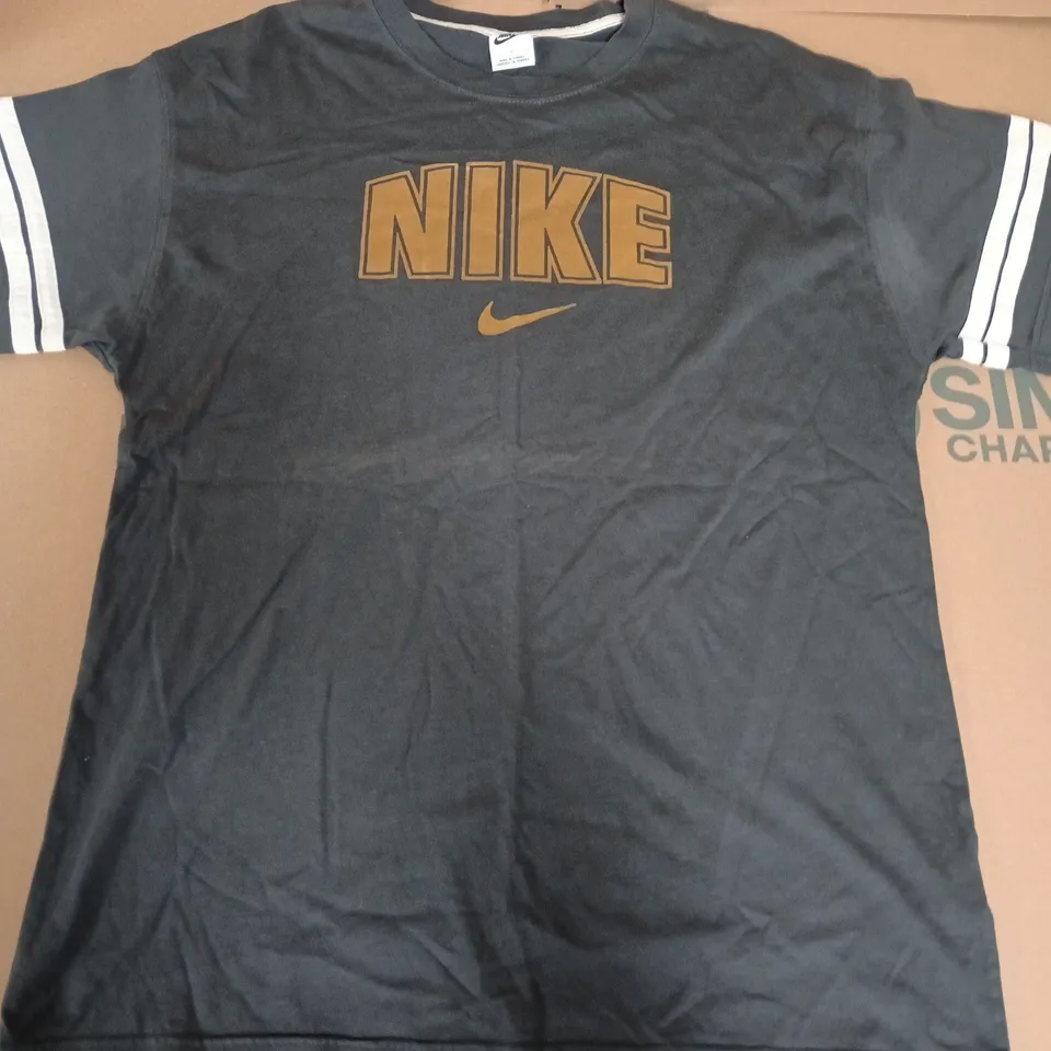 NIKE RAISED LOGO TEE IN DARK GREY - LARGE