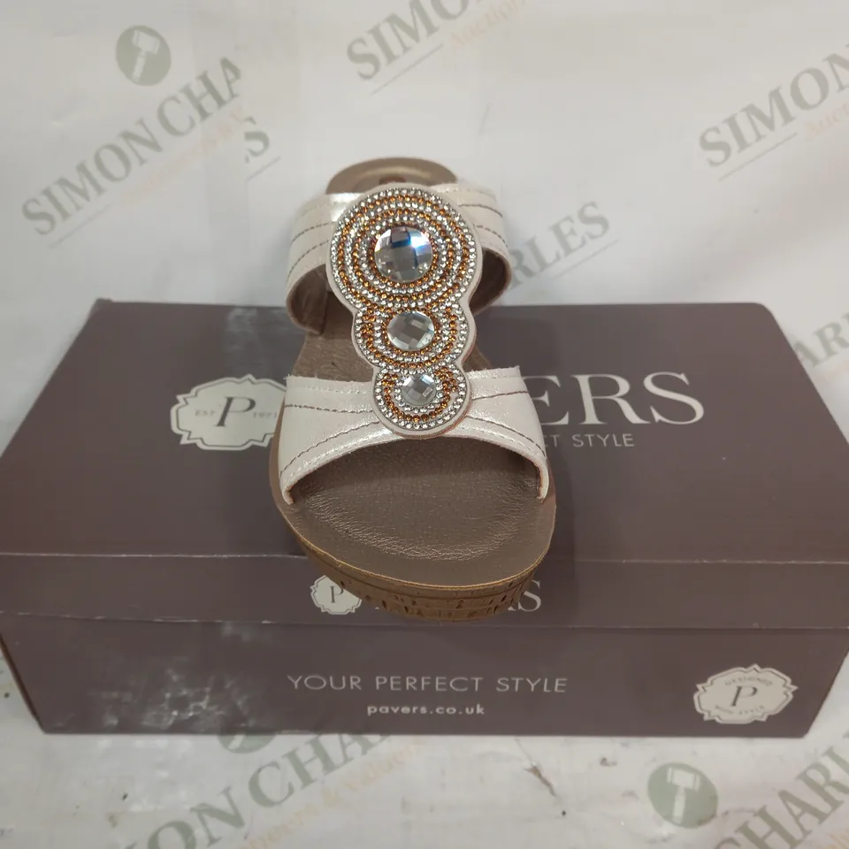BOXED PAIR OF PAVERS OPEN TOE WEDGE SANDALS IN CREAM W. JEWEL EFFECT EU SIZE 38