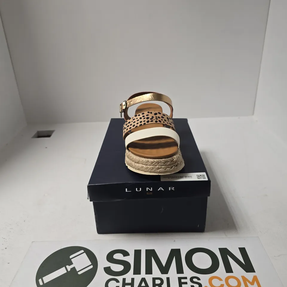 BOXED PAIR OF LUNAR WHITE SANDALS SIZE EU 39
