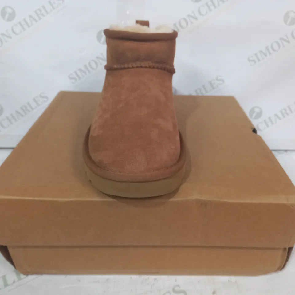 BOXED PAIR OF UGG CLASSIC SHOES IN TAN UK SIZE 7.5