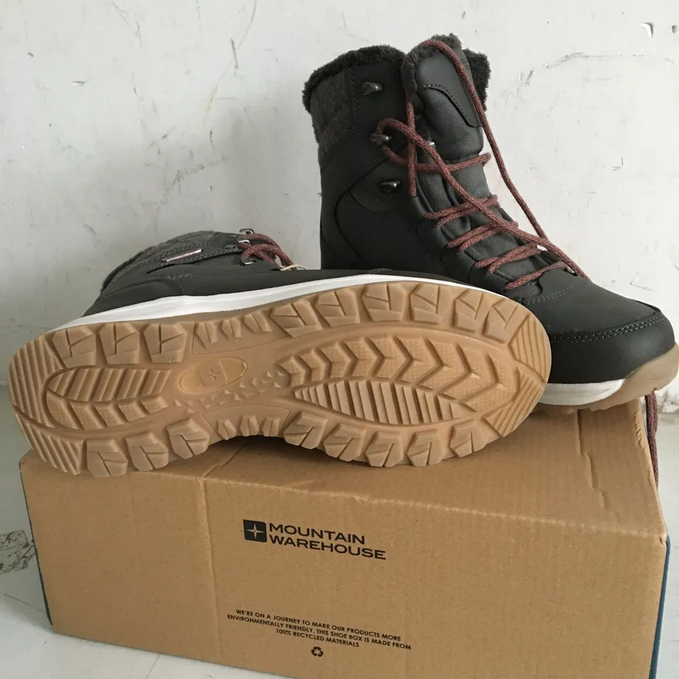 BOXED PAIR OF SIZE 6 MOUNTAIN WAREHOUSE GREY FOOTWEAR 