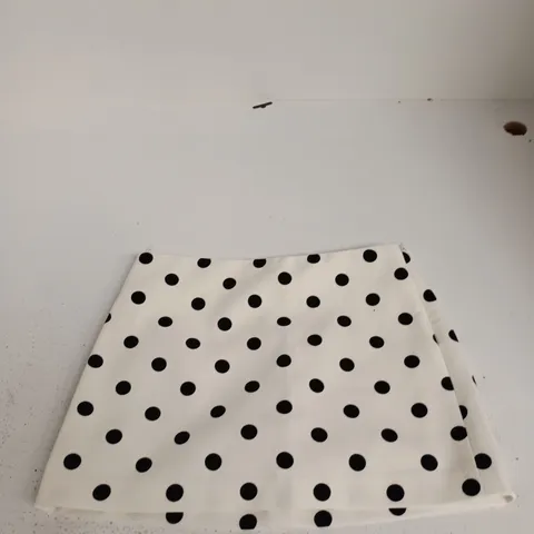 BERSHKA POLKA DOT SKIRT β WHITE WITH BLACK DOTS, UK 6 (EU XS)