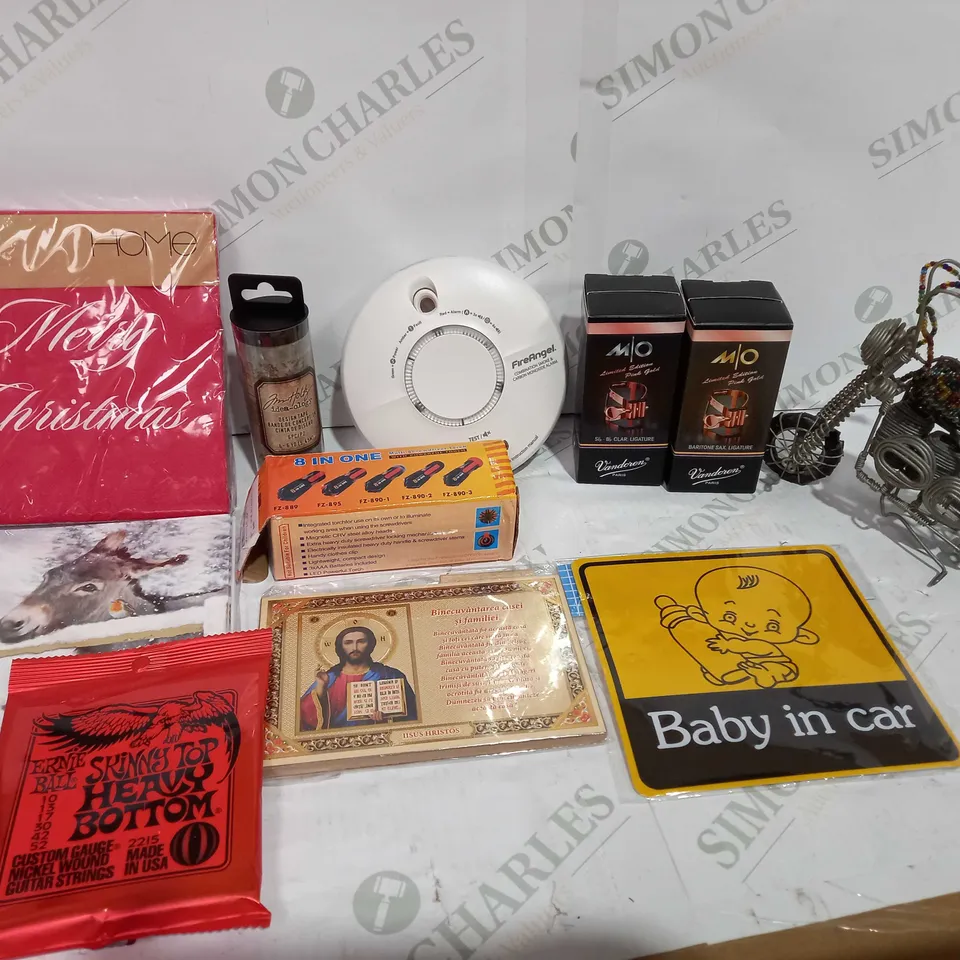 BOX TO CONTAIN APPROX 25 X ASSORTED HOUSEHOLD PRODUCTS, INCLUDES DECORATIVE ITEMS, CHRISTMAS ITEMS, FIRE ALARM ETC 